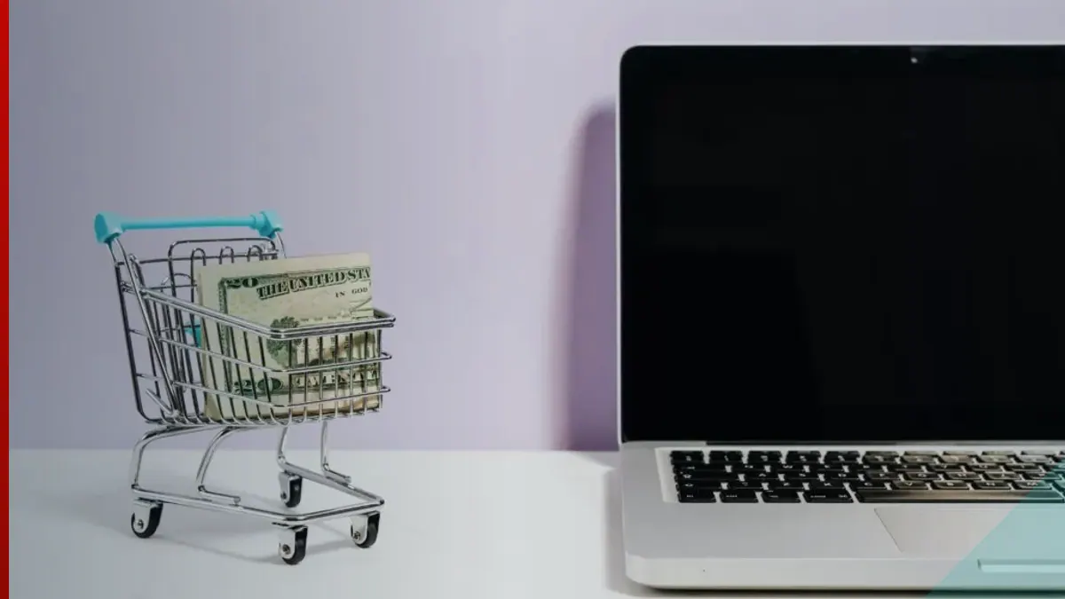 Carrinho de compras ao lado de computador representando abandono no e-commerce